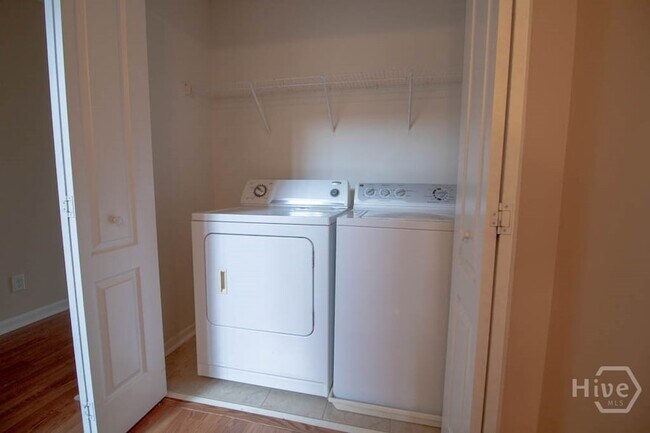 Building Photo - 127 Ventura Pl