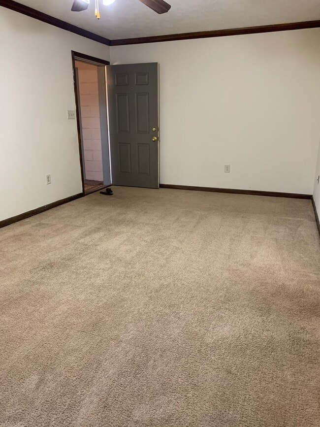 Building Photo - 1 Bedroom condo- Steps away from UGA! Available early August 2026