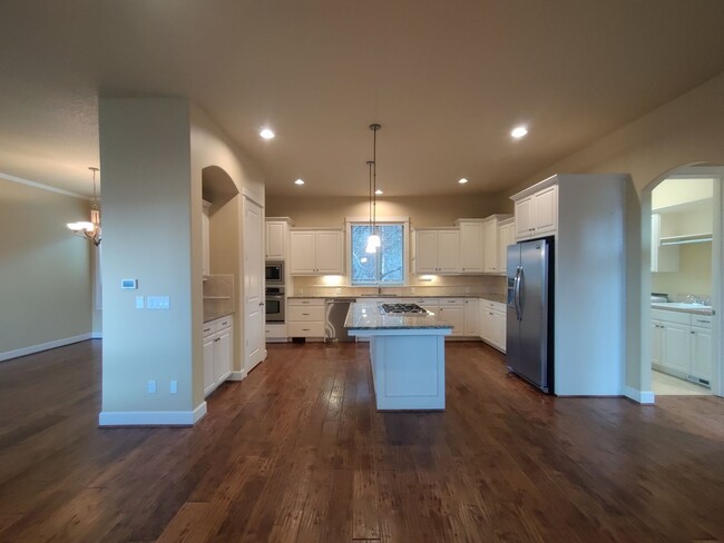 Building Photo - Stunning Renaissance Home, 5 bedroom 3 ful...