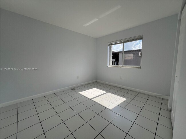 Building Photo - 717 SW 11th Ave