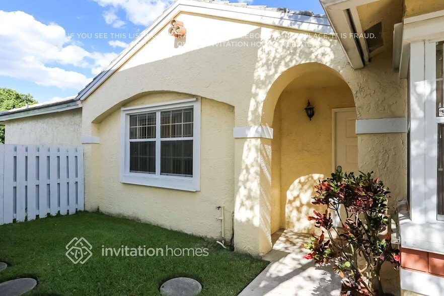 Building Photo - 9913 NW 9th Ct