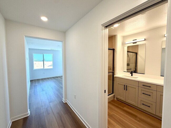 Building Photo - Brand-New Luxury Townhome for Lease in Claremont