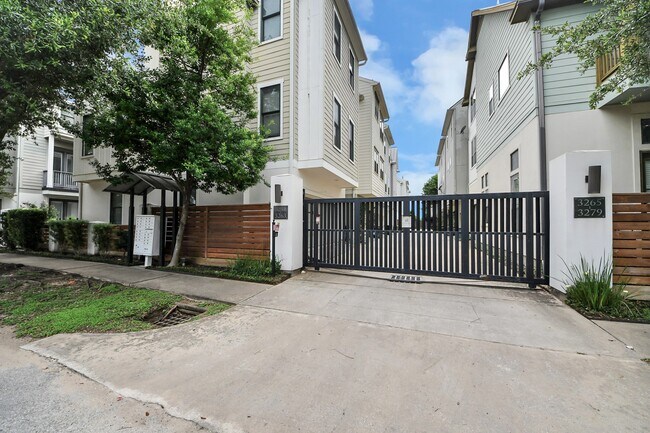 Building Photo - 3229 Maxroy St
