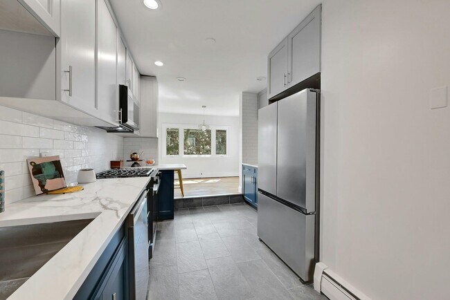 Building Photo - 158 Edgar St