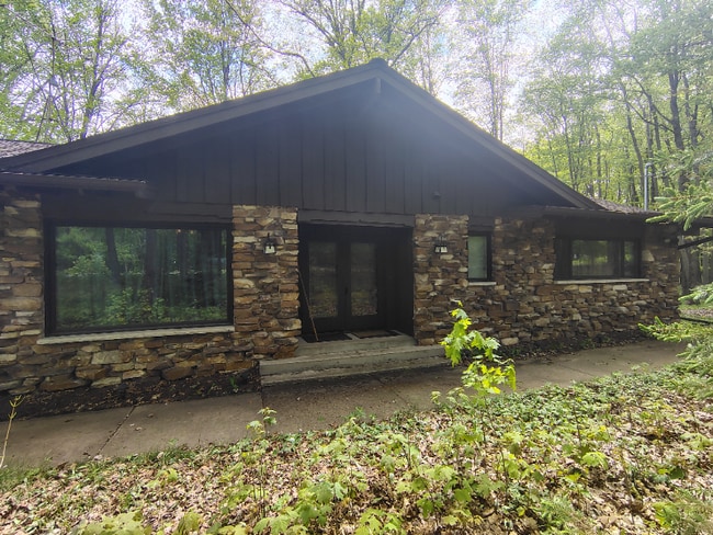 Building Photo - 156051 Restlawn Rd