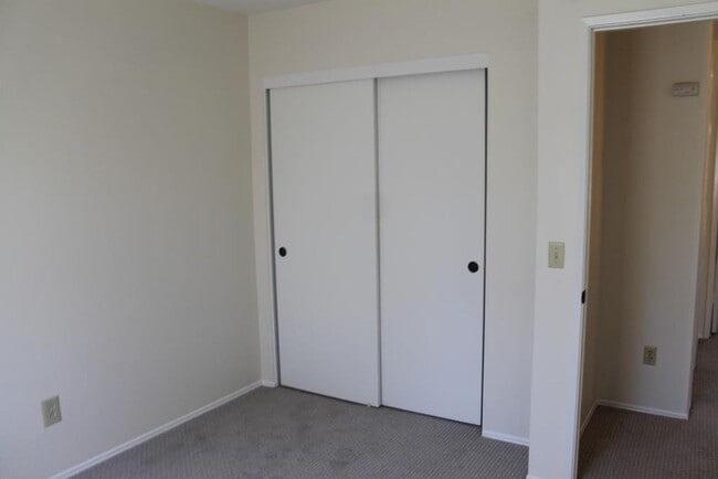 Building Photo - 3Bed/2.5Bath Townhome off Poinsettia!~ Briarwood