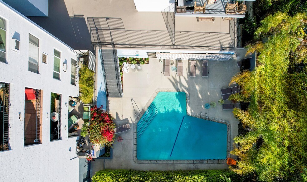 Building Photo - 7560 Hollywood Blvd