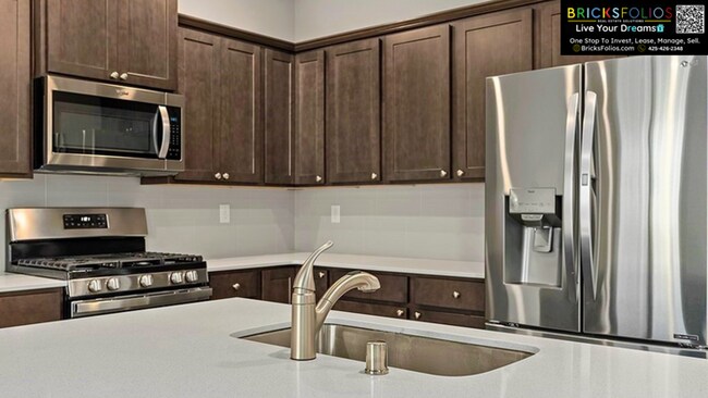 Building Photo - 5 BEDROOMS | A/C | 3-CAR GARAGE | FENCED BACKYARD | 2,780 SQ. FT. | CONVENIENT TO JBLM
