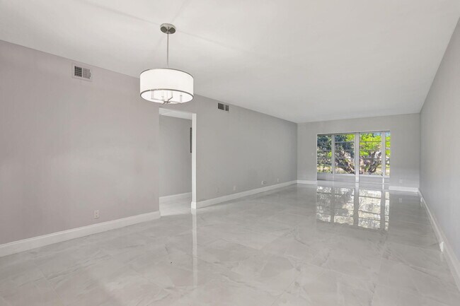 Building Photo - 2202 Lucaya Bend