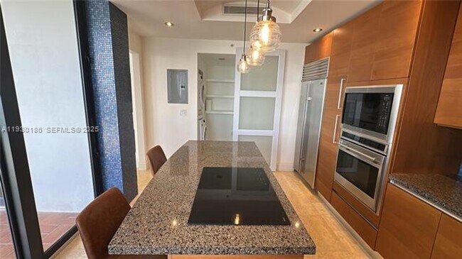 Building Photo - 1000 Venetian Way