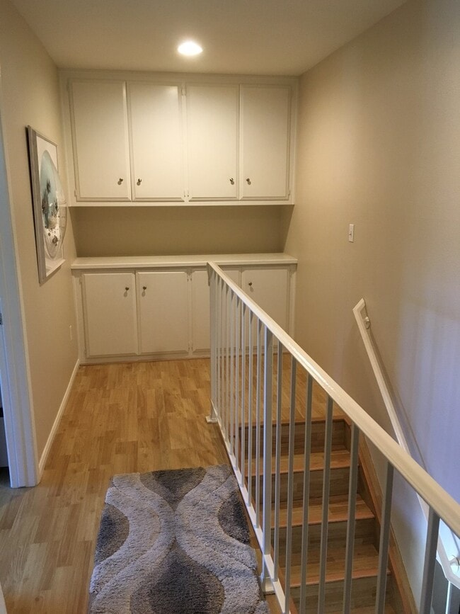 Building Photo - 3 Bedroom Condo - End Unit For Lease