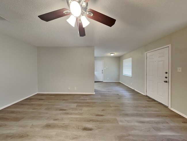 Building Photo - Charming 3-Bed, 2-Bath Home in Burleson with Garage Parking