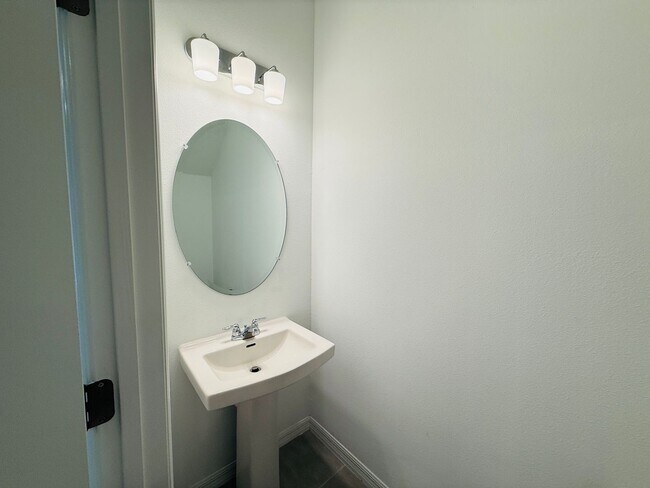 Building Photo - Townhome in The Townhomes of River Landing