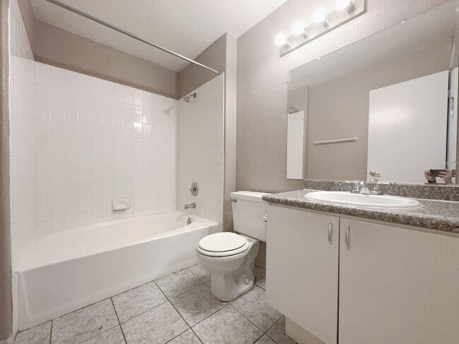 Building Photo - 2b2b Condo Tropicana/Jones  $1450