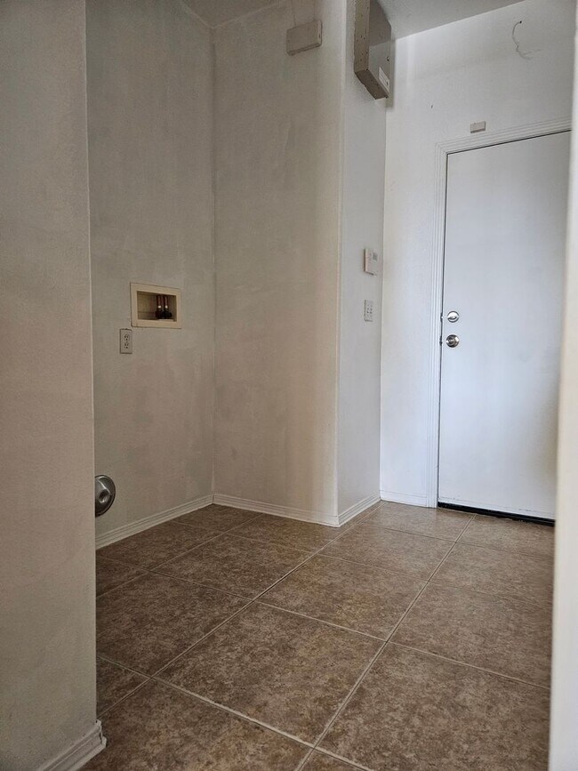 Building Photo - 5 BEDROOM OAK HILLS / HESPERIA HOME