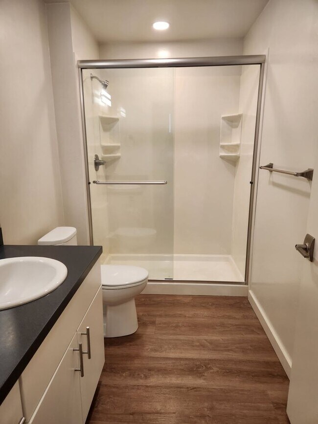 Building Photo - Ground Floor, Corner Unit 2 Bed/2 Bath Flat - This is a specially designed ADA Unit