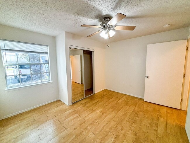 Building Photo - Windsor Park #515 - Pet Friendly!