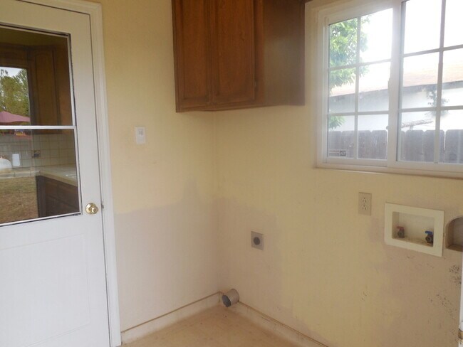 Building Photo - 3 Bedroom / 1 Bath House