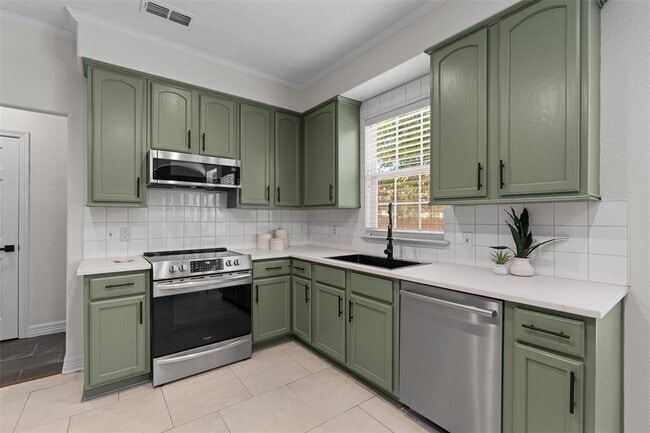 Building Photo - 312 Country Club Dr