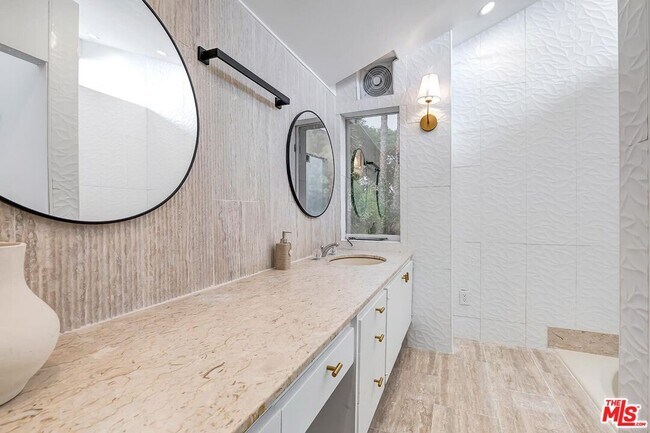 Building Photo - 515 N Roxbury Dr
