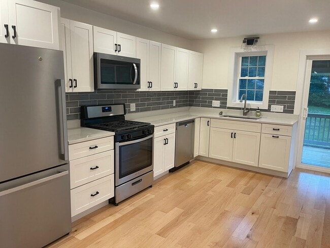 Building Photo - 3 Bedroom Home in Colchester VT Available 7/1!