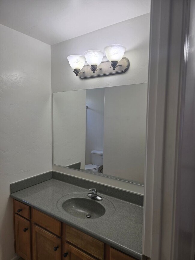Building Photo - Large 4 bedroom home with Den - Corner lot...