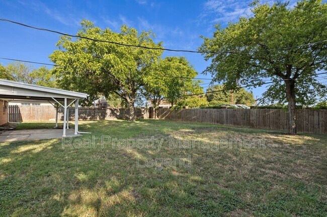 Building Photo - 7009 Corona Dr