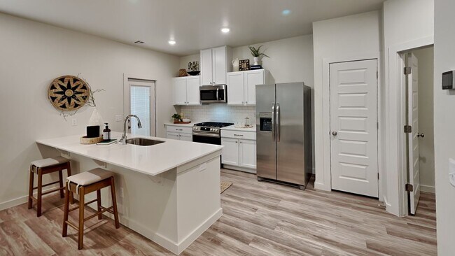 Building Photo - Luxury 3 Bedroom 2.5 Bathroom Townhome in Piedmont Schools (Neighborhood Park)