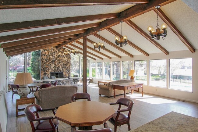 Building Photo - Remodeled Redding Condo!