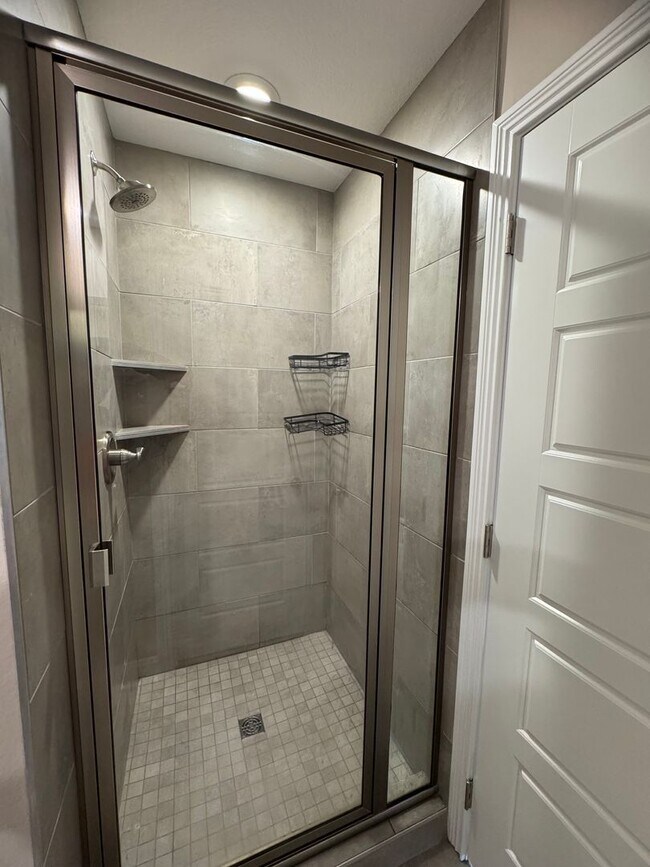 Building Photo - Stunning 4-Bedroom, 3-Bathroom Home – A Mu...