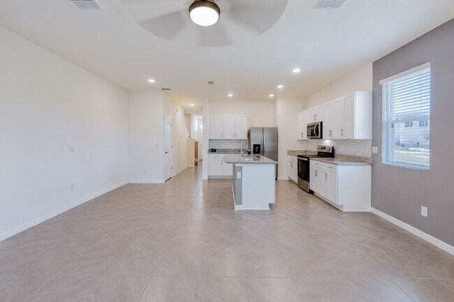 Building Photo - Like-New End-Unit 3 Bedroom Townhome