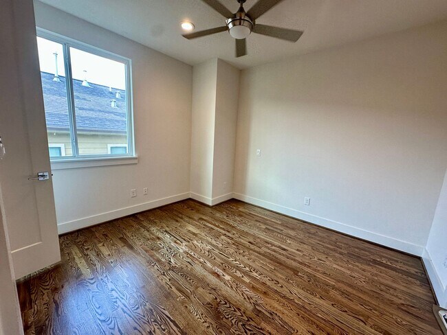 Building Photo - For Lease | 3 Bed, 2 Bath | 2,139 Sq Ft | Greater Heights |