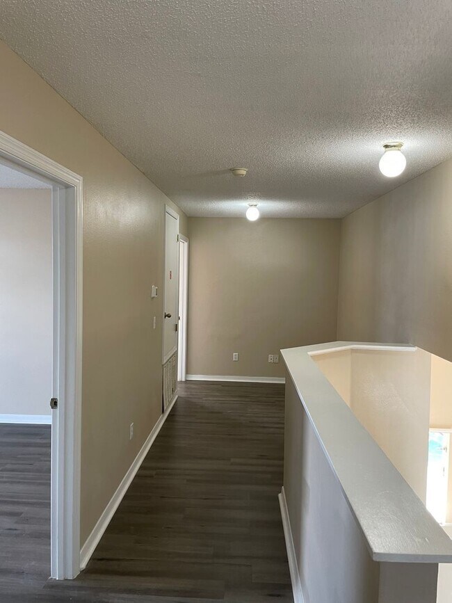Building Photo - 421 Lockbreeze Dr
