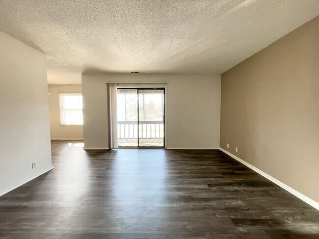 Building Photo - Spacious 2 Bedroom with Screened Porch!