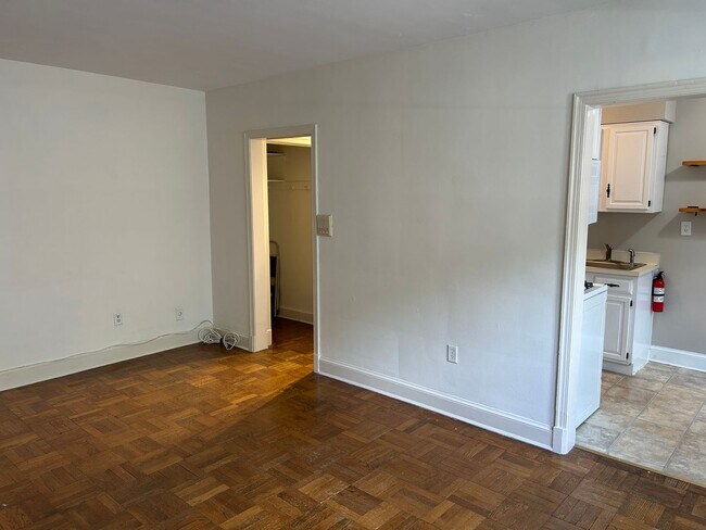 Building Photo - One Bedroom Apartment in Palisades NW Incl...
