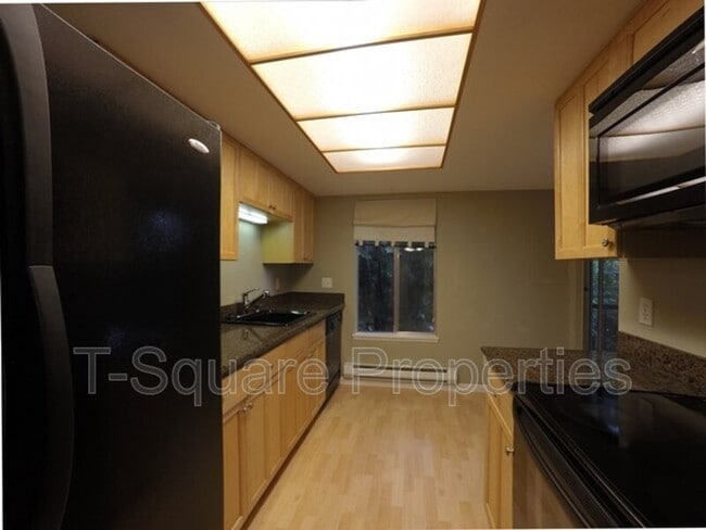 Building Photo - 4629 W Lake Sammamish Pkwy SE