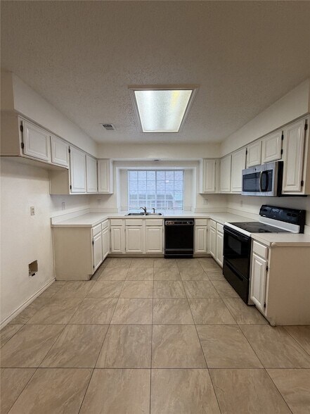 Building Photo - 1426 Mapleview Dr