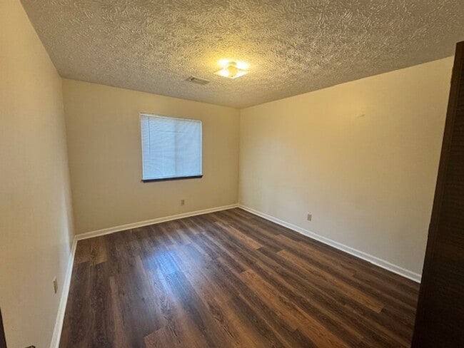 Building Photo - 105 N Lake Dr