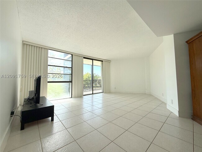 Building Photo - 3475 N Country Club Dr