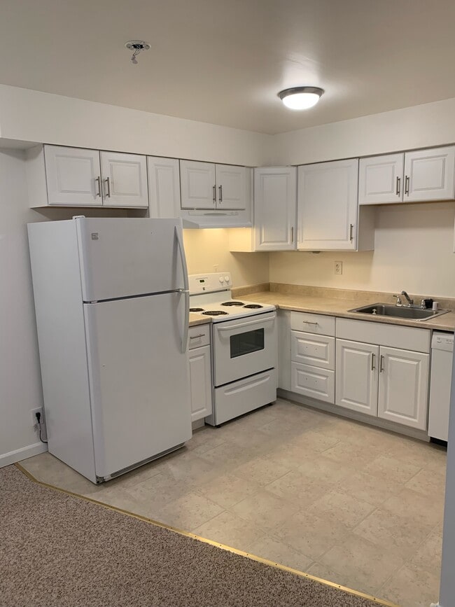 Kitchen - 1964 Front Ave W