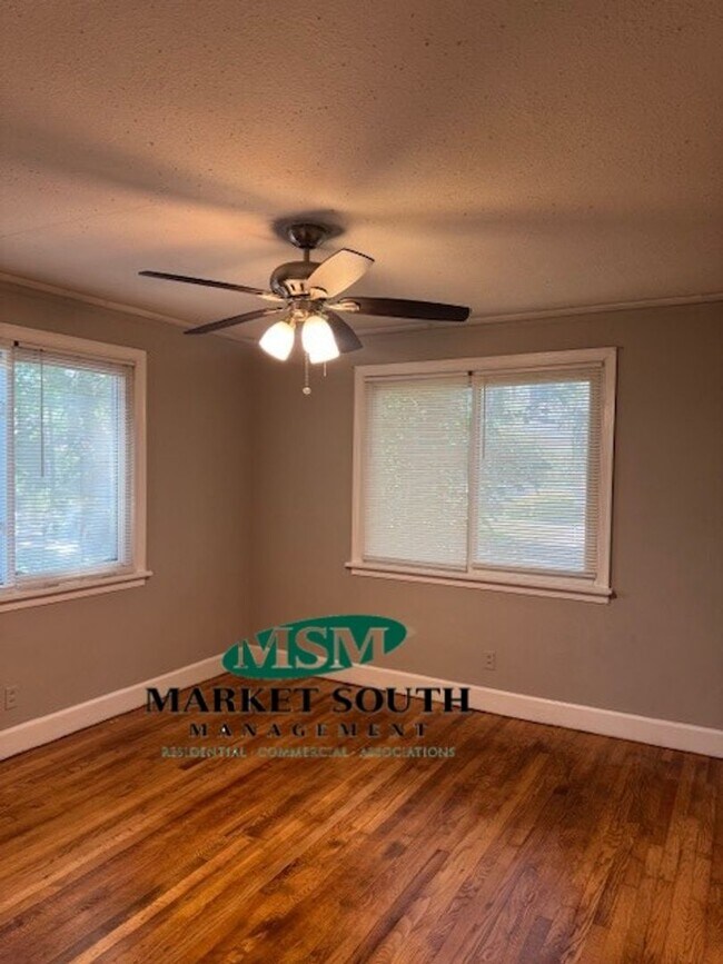 Building Photo - *APPLICATION PENDING!!*  ***ENCHANTING ARDSLEY PARK*****