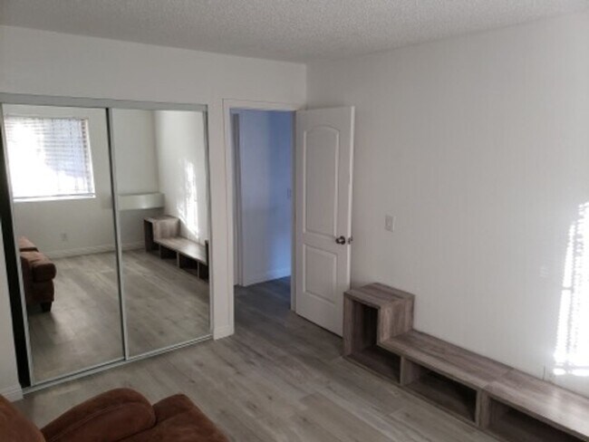 Building Photo - 1 Bedroom 1 Bath   Tropciana & Eastern Area