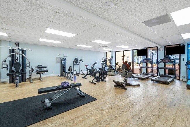Building Photo - 1147 Hillsboro Mile