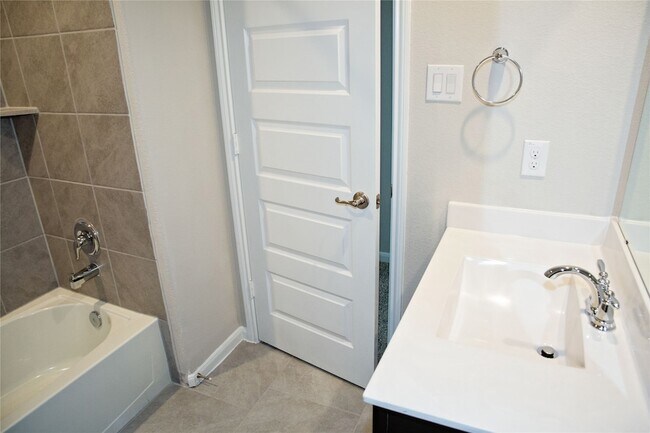 Building Photo - 5615 Cedar Cres Ct