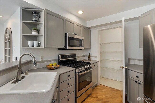 Building Photo - Beautiful Capitol Hill Condo - Utilities a...