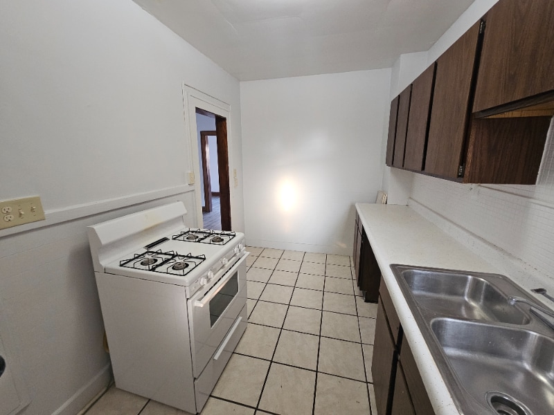 Building Photo - 1560 7th Ave