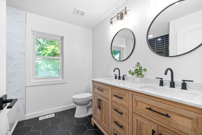 Building Photo - Fantastic Fully-Renovated Home in Kingston Springs on Almost 1 Acre!