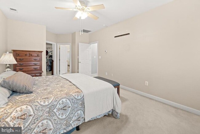Building Photo - 6430 Bellevue Pl