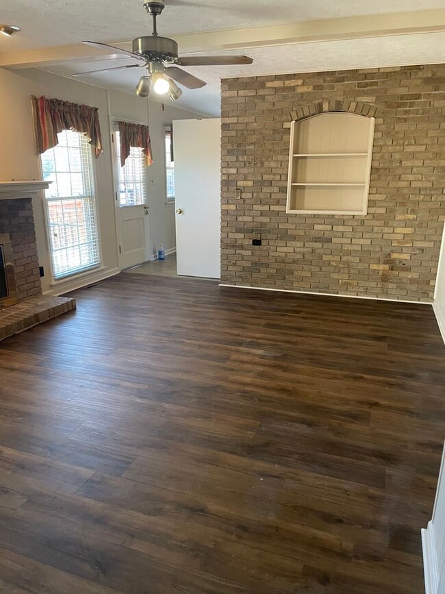 Building Photo - Spacious Three Bedroom/Three Bath Ranch in...