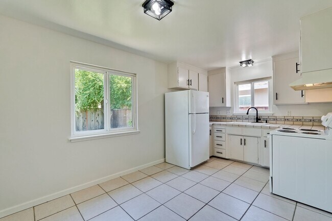 Building Photo - 941 // (Duplex)